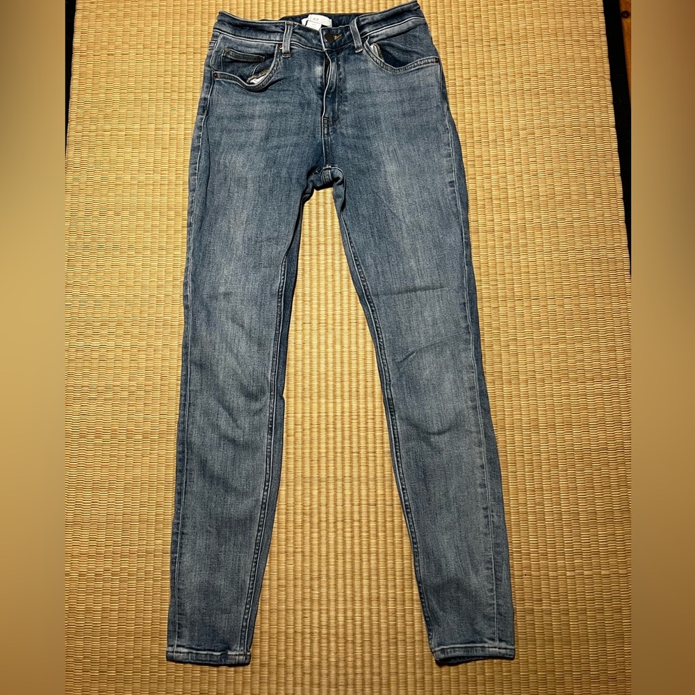 H&M skinny jeans. Size US6. Light/medium wash. Good used condition!